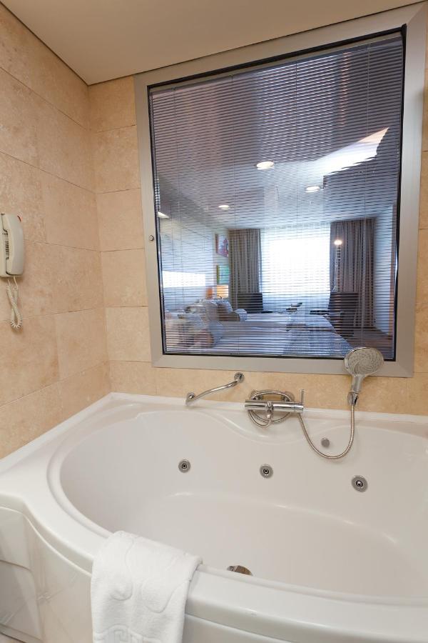 Cpankara Hotel Luaran gambar A bathtub with a shower